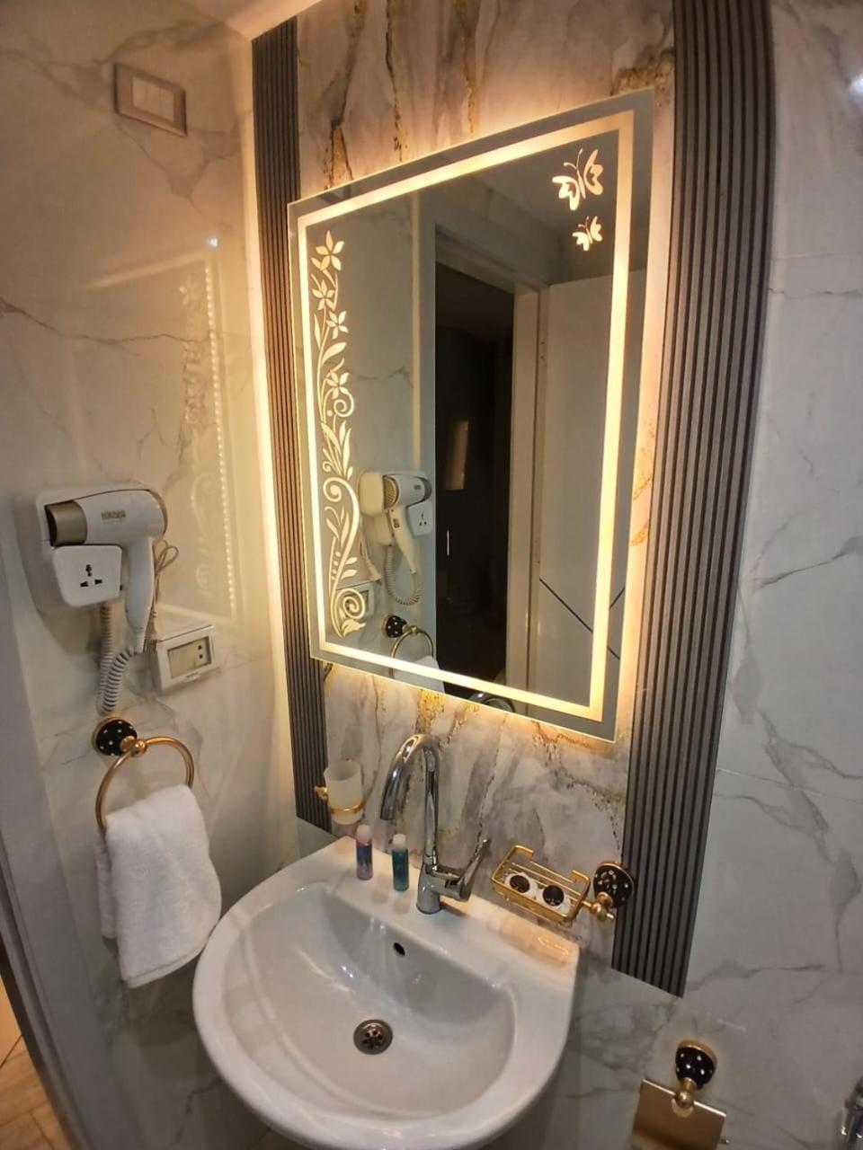 Hotel Lotus Al-tahrir 3*
